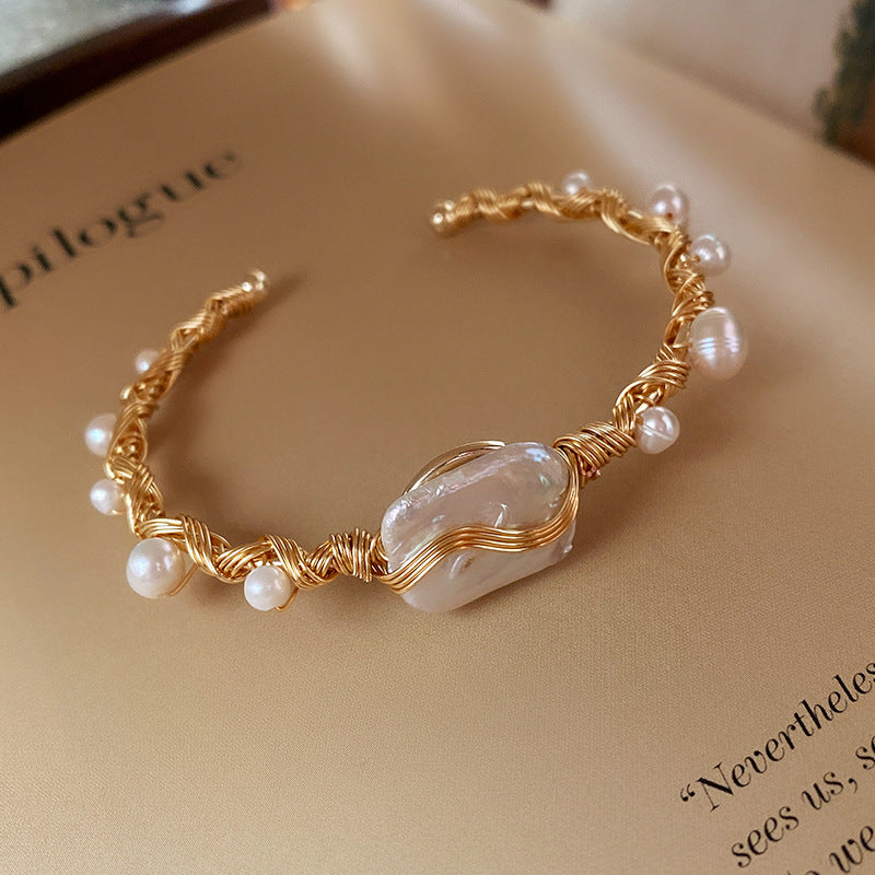 Open bracelet with pearls