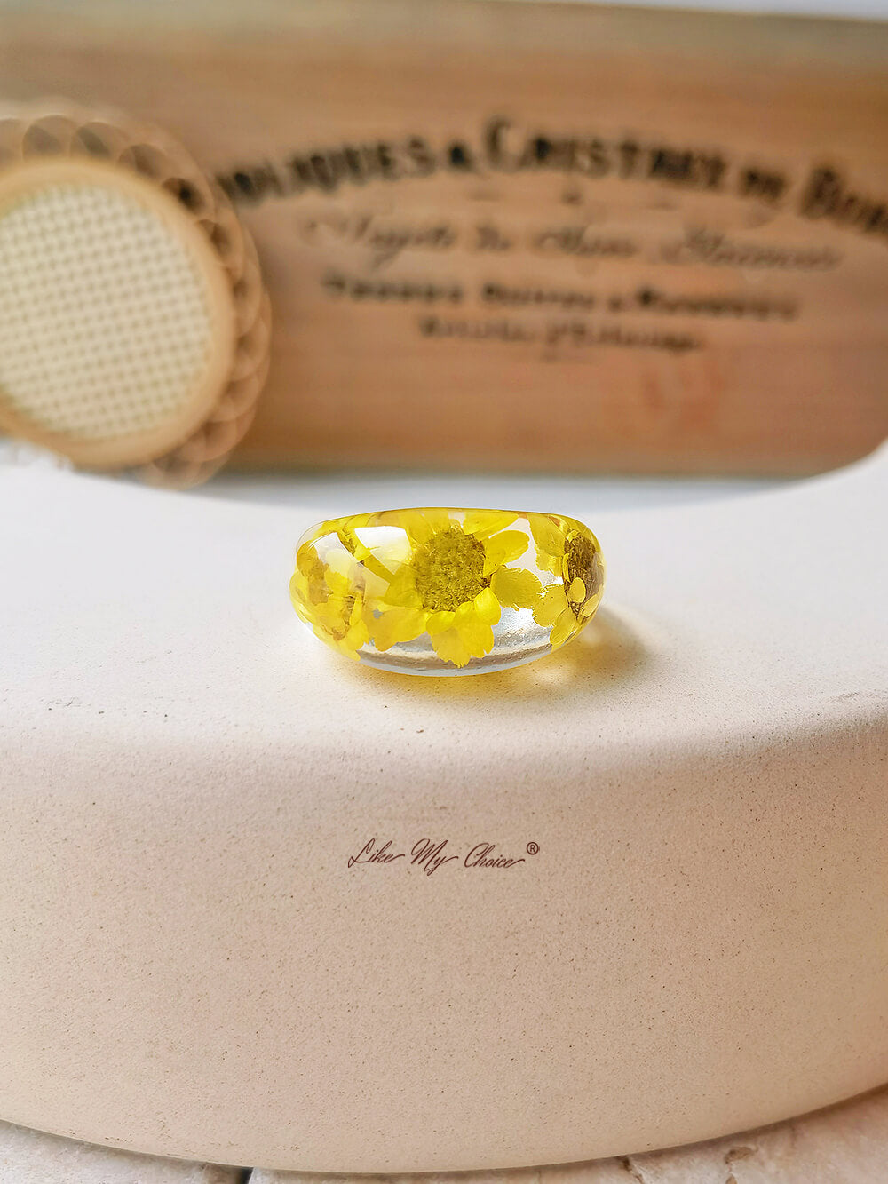 Oval daisy resin ring
